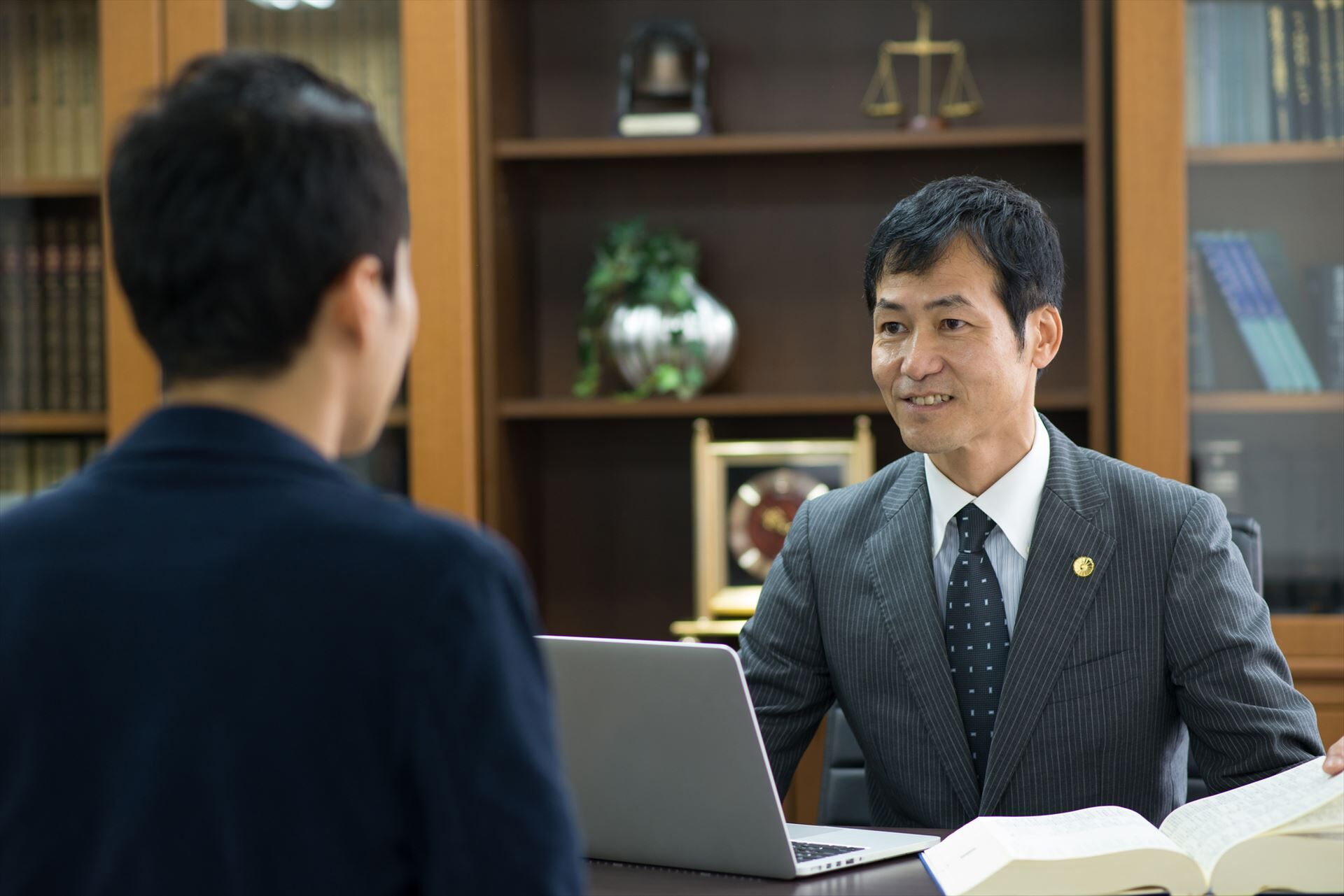 クライアントと話し合う弁護士